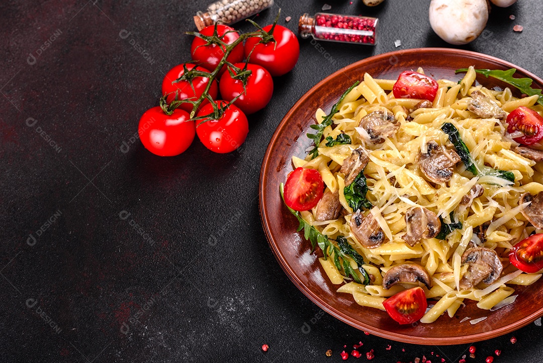 Prato de comida massa macarrão fundo isolado