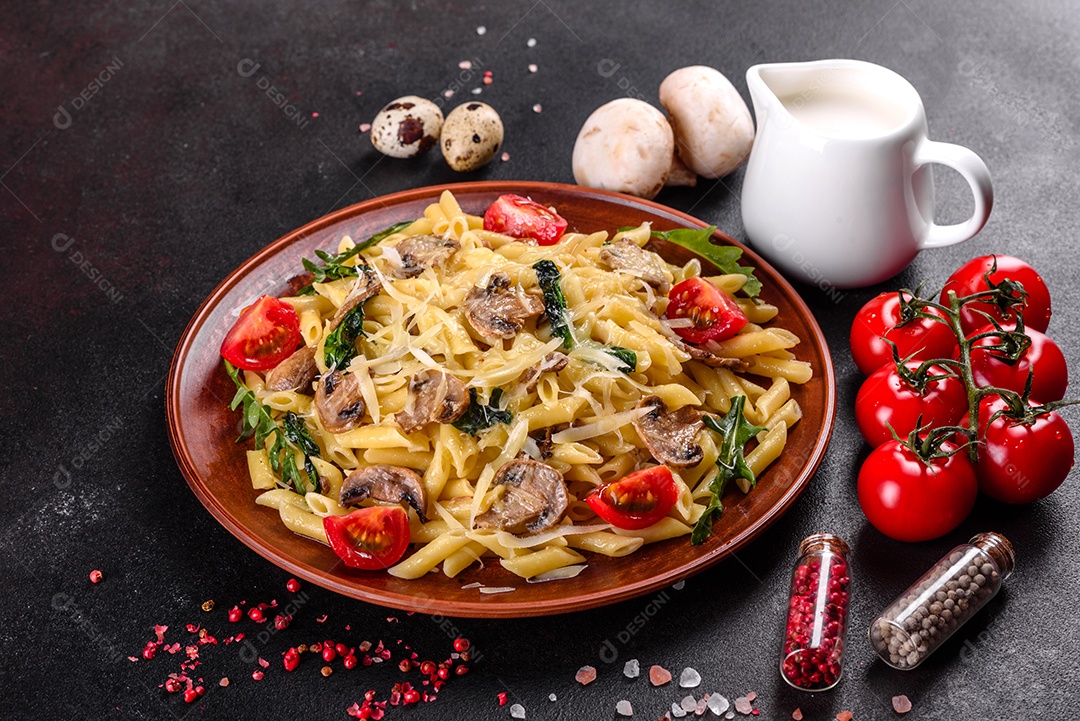 Prato de comida massa macarrão fundo isolado