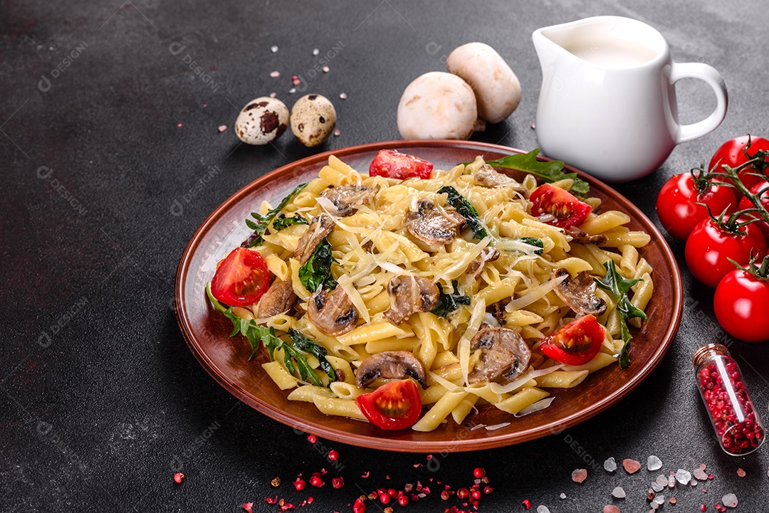 Prato de comida massa macarrão fundo isolado