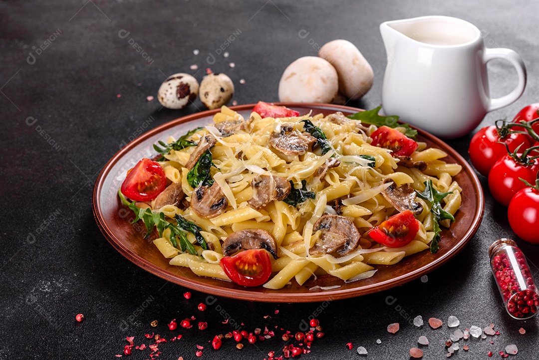 Delicioso macarrão com cogumelos
