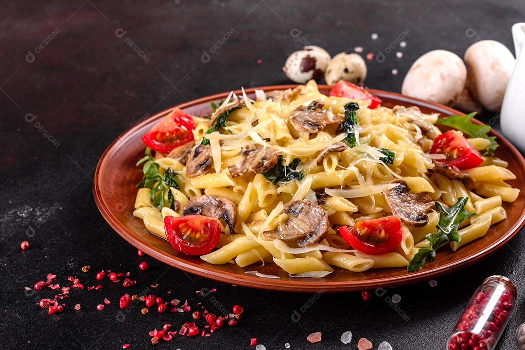 Delicioso macarrão com cogumelos