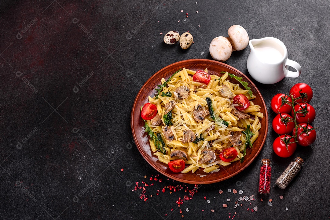 Delicioso macarrão com cogumelos