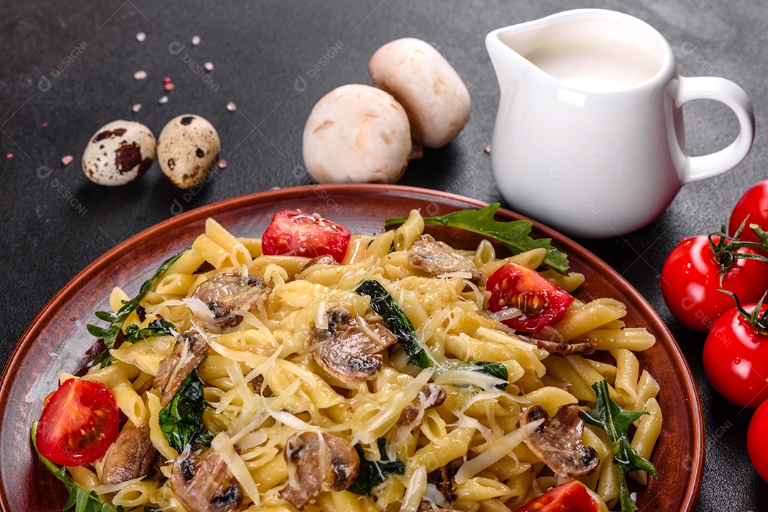 Delicioso macarrão com cogumelos