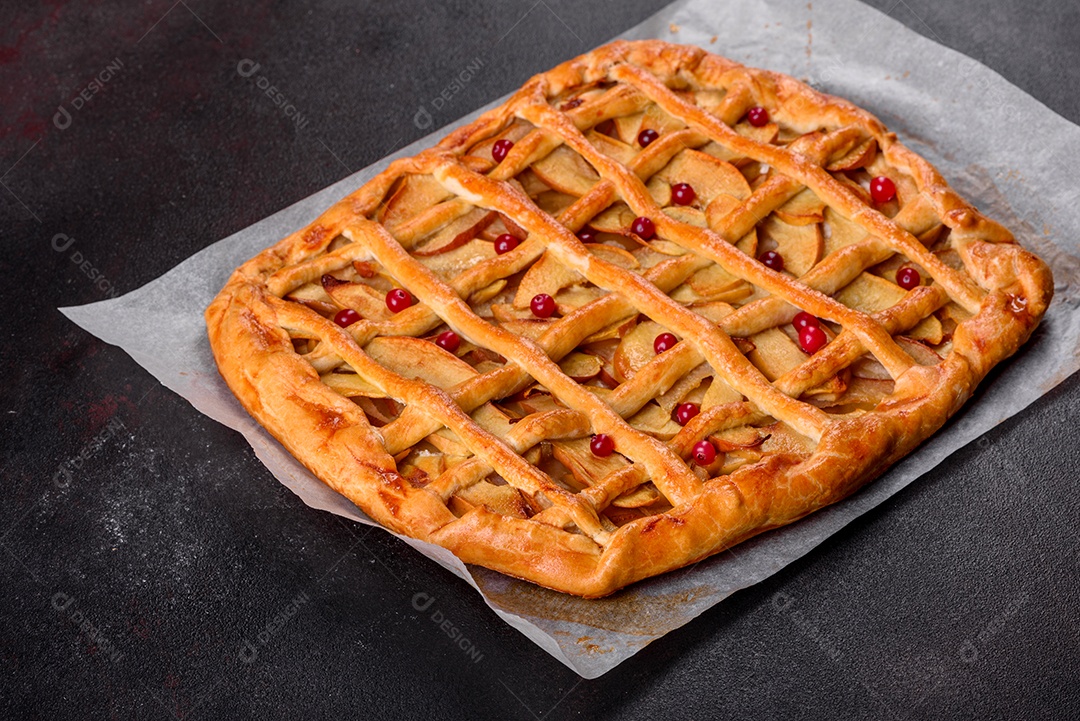 Deliciosa torta fresca assada com maçã, pêra e frutas vermelhas