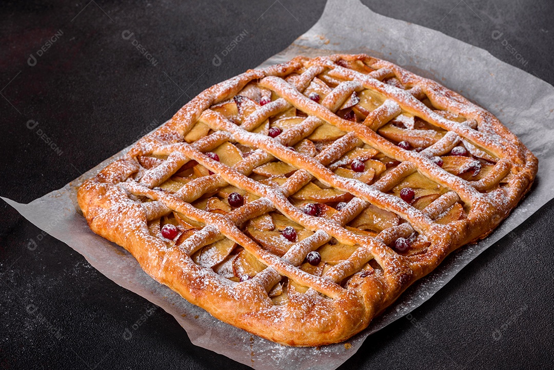 Deliciosa torta fresca assada com maçã, pêra e frutas vermelhas