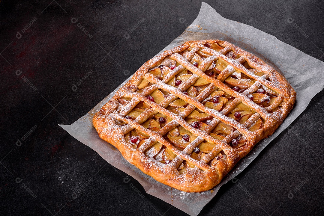 Deliciosa torta fresca assada com maçã, pêra e frutas vermelhas