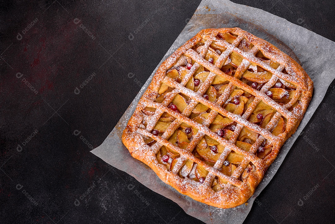 Deliciosa torta fresca assada com maçã, pêra e frutas vermelhas