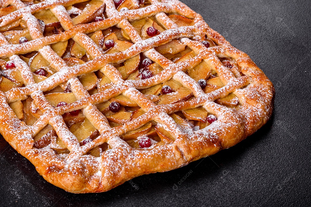 Deliciosa torta fresca assada com maçã, pêra e frutas vermelhas