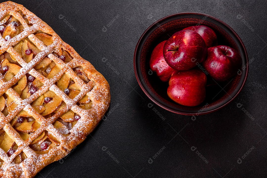 Deliciosa torta fresca assada com maçã, pêra e frutas vermelhas