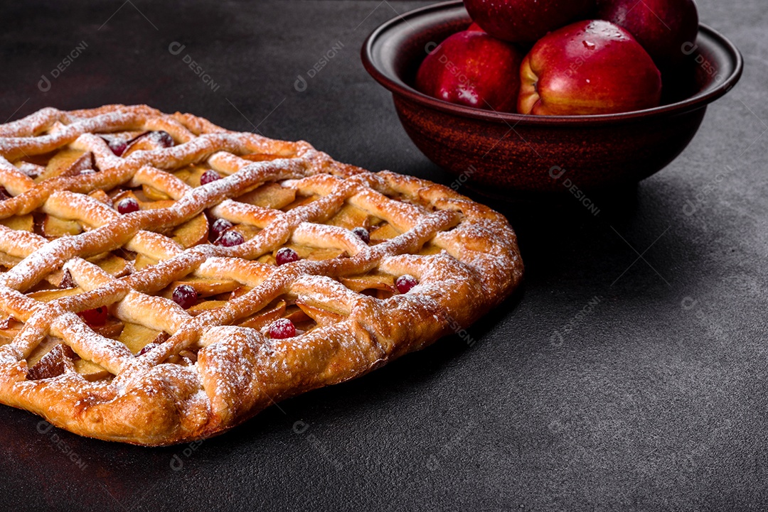 Deliciosa torta fresca assada com maçã, pêra e frutas vermelhas