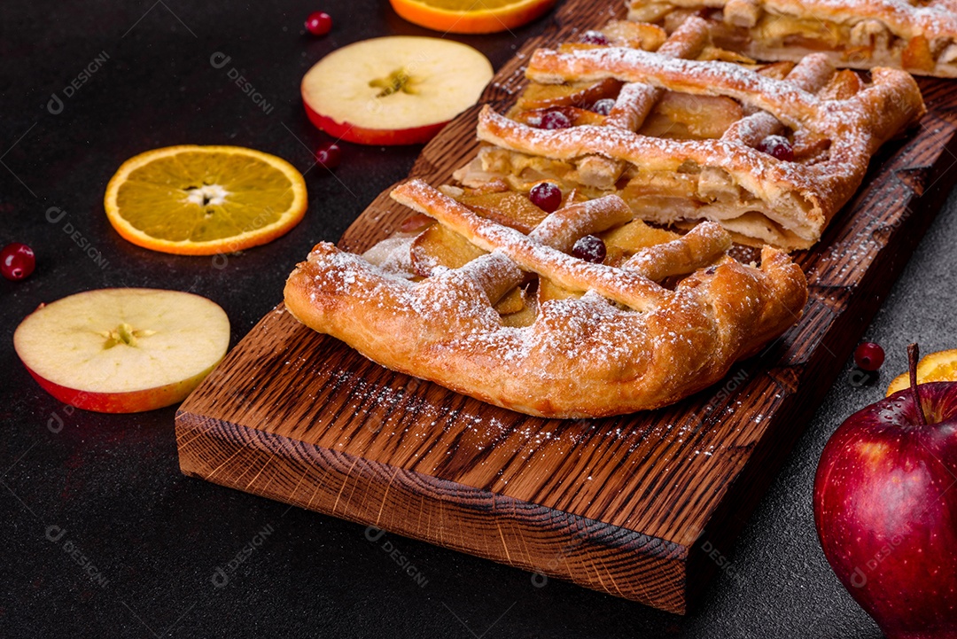 Deliciosa torta fresca assada com maçã, pêra e frutas vermelhas