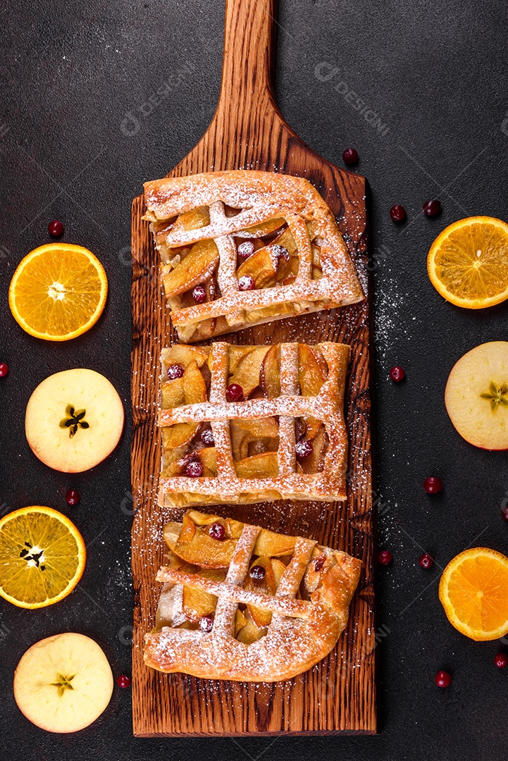 Deliciosa torta fresca assada com maçã, pêra e frutas vermelhas