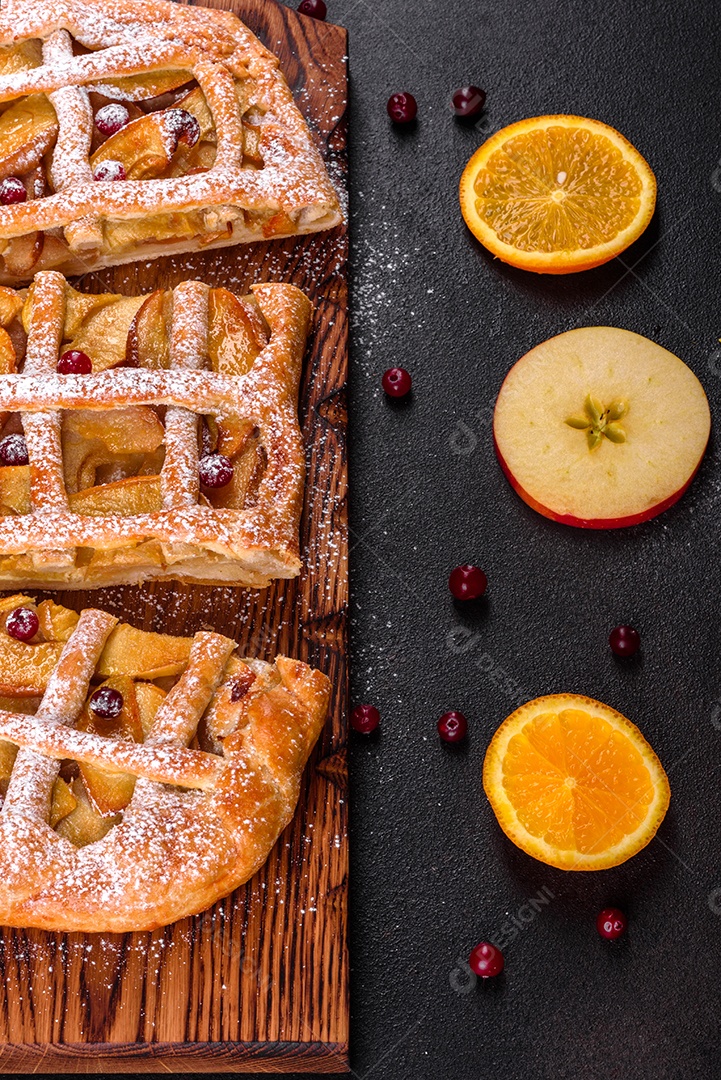 Deliciosa torta fresca assada com maçã, pêra e frutas vermelhas