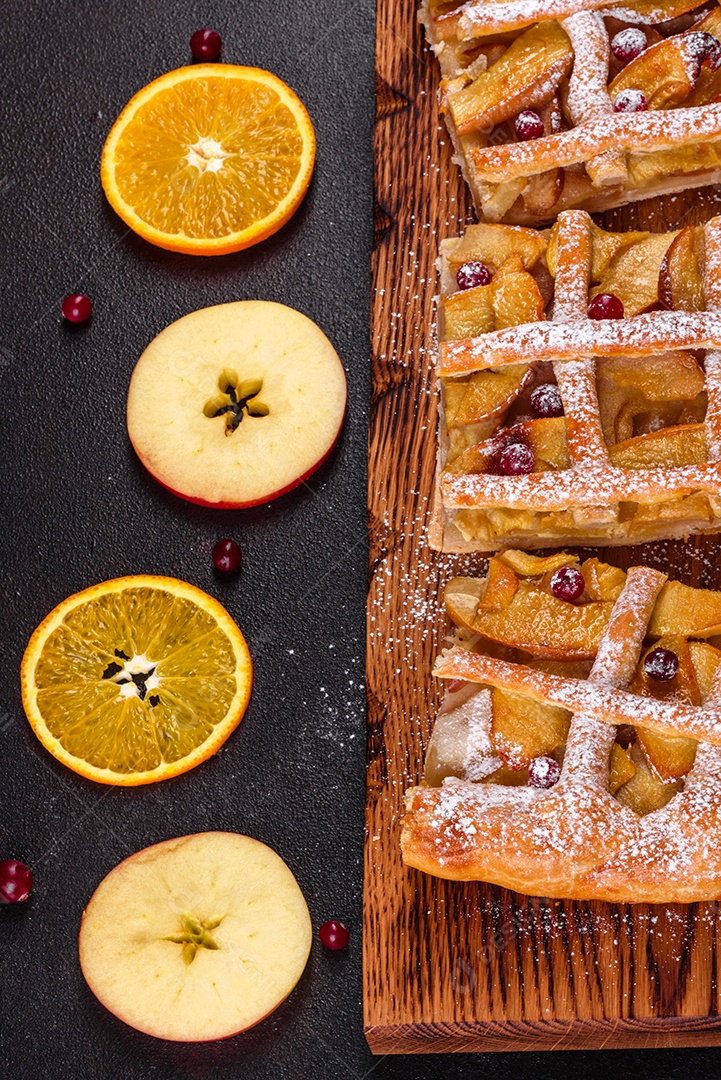 Deliciosa torta fresca assada com maçã, pêra e frutas vermelhas