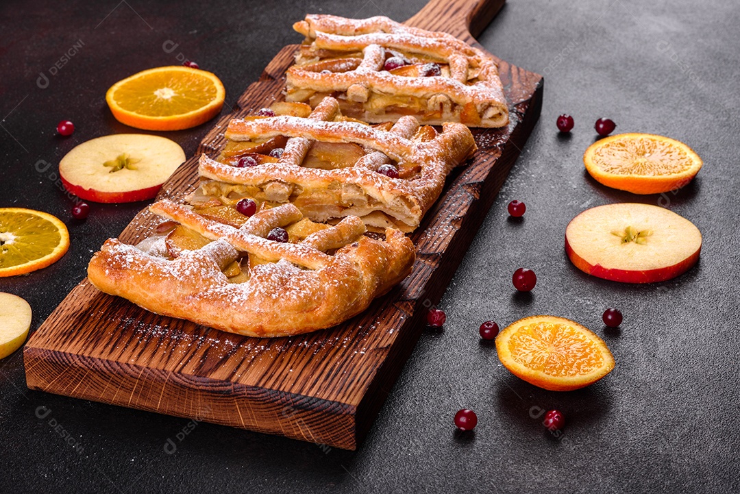 Deliciosa torta fresca assada com maçã, pêra e frutas vermelhas