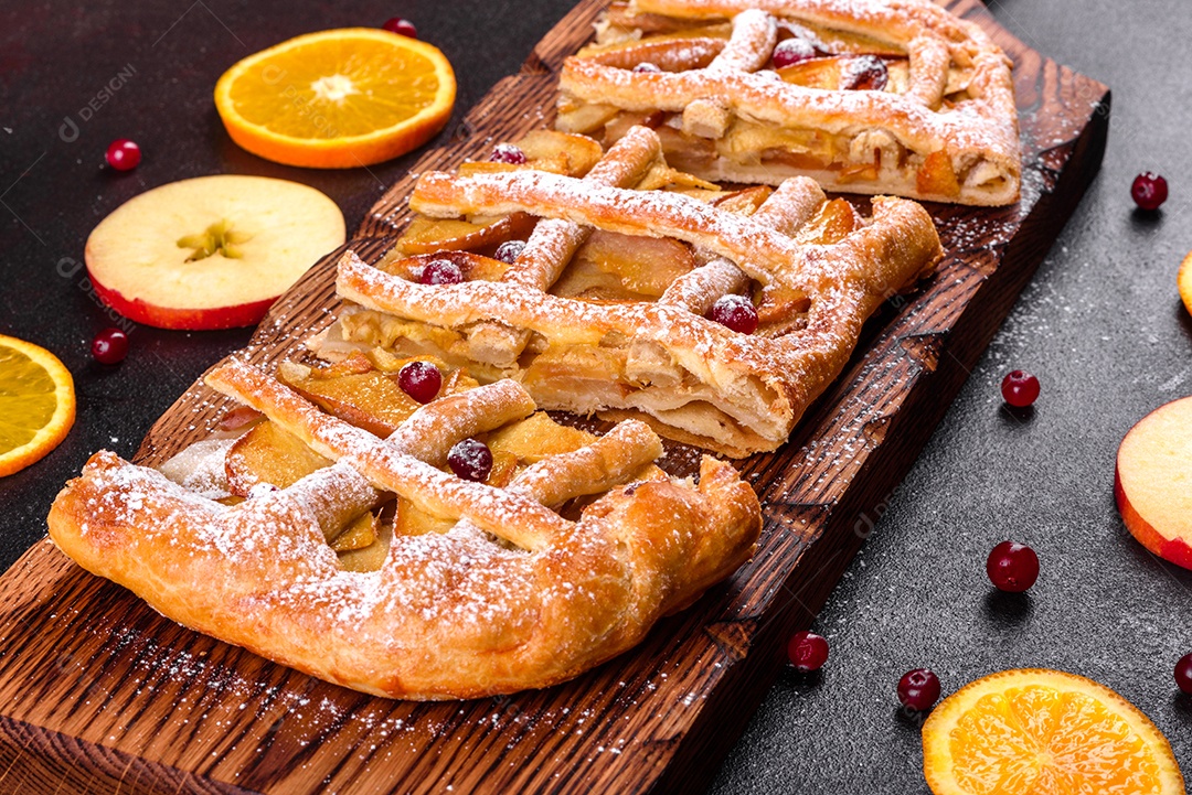 Deliciosa torta fresca assada com maçã, pêra e frutas vermelhas