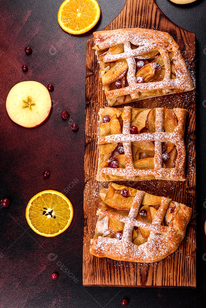 Deliciosa torta fresca assada com maçã, pêra e frutas vermelhas