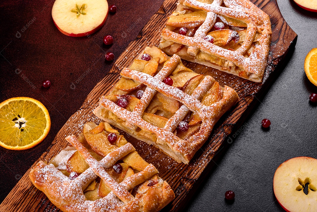 Deliciosa torta fresca assada com maçã, pêra e frutas vermelhas