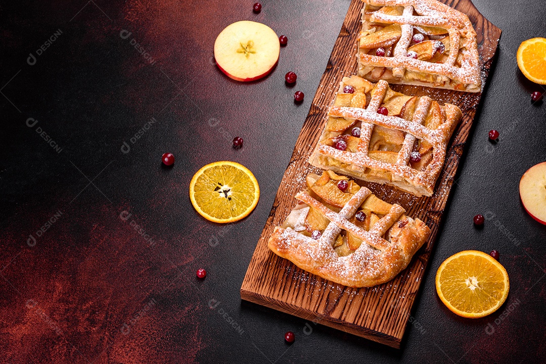 Deliciosa torta sobre mesa fundo isolado