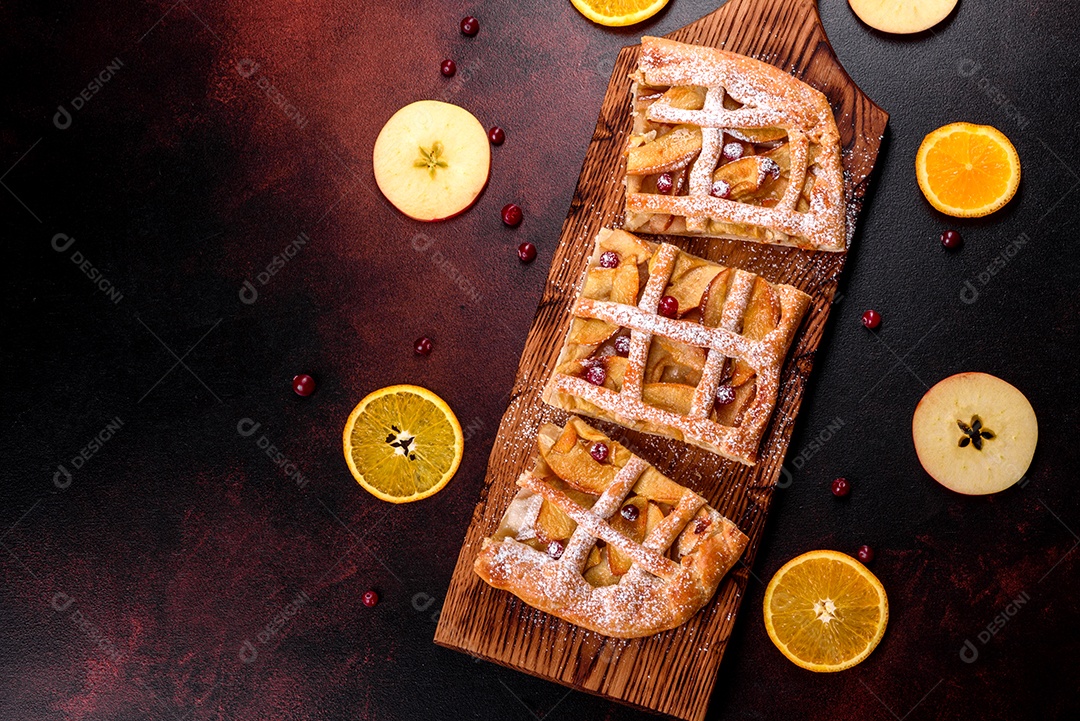 Deliciosa torta sobre mesa fundo isolado