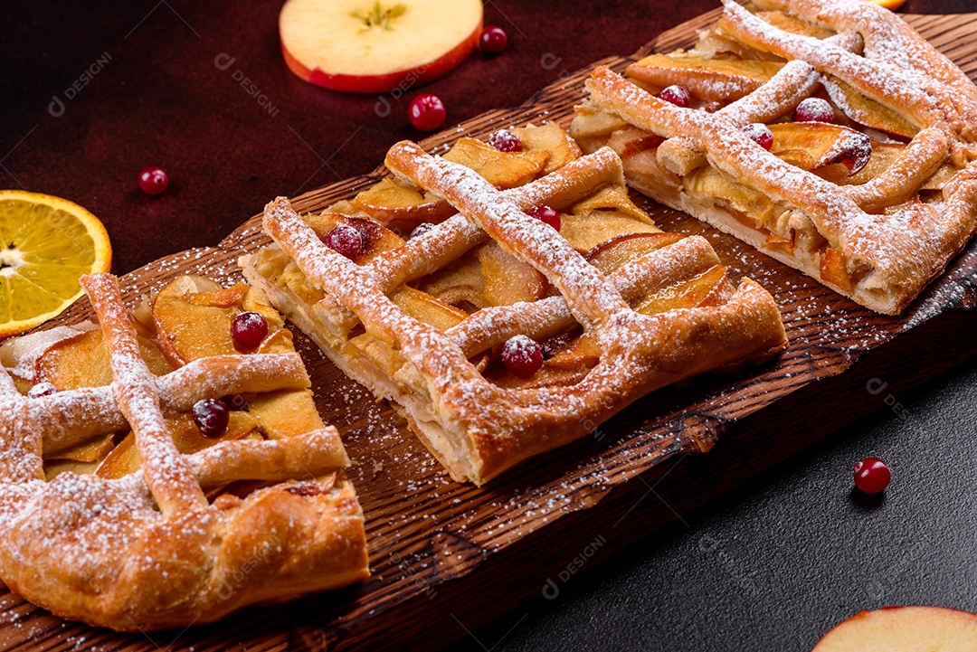 Deliciosa torta sobre mesa fundo isolado