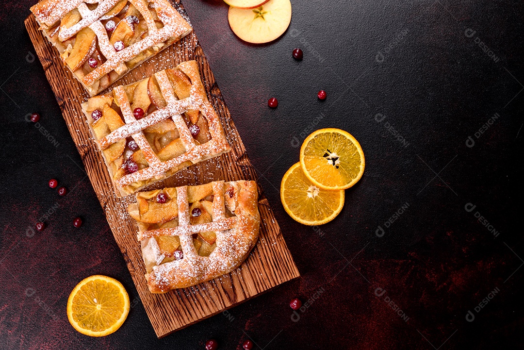 Deliciosa torta sobre mesa fundo isolado