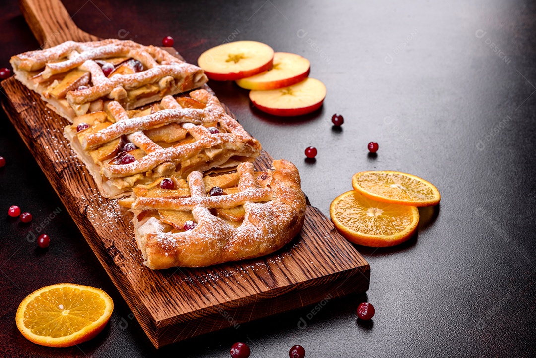 Deliciosa torta sobre mesa fundo isolado