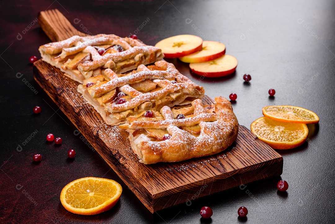 Deliciosa torta sobre mesa fundo isolado