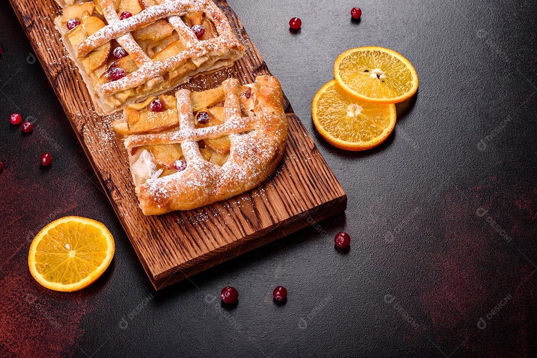 Deliciosa torta sobre mesa fundo isolado