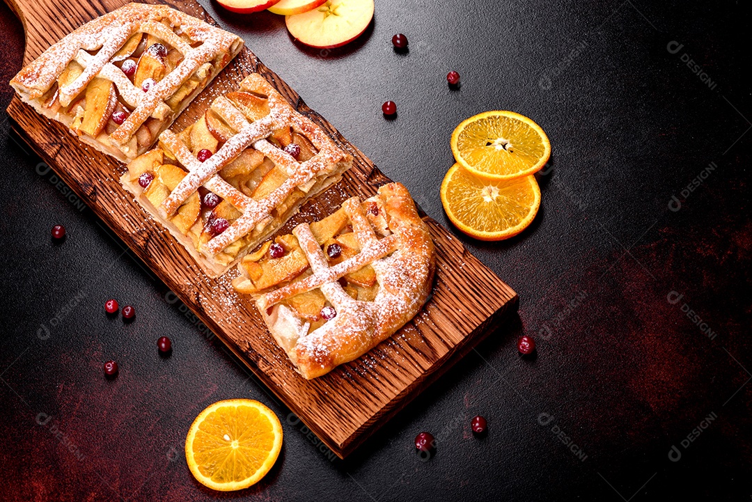 Deliciosa torta sobre mesa fundo isolado