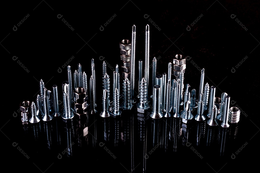 Uma cidade fantástica feita de cavilhas, porcas, parafusos e autocortes sobre fundo preto com reflexo. Cidade de ferro