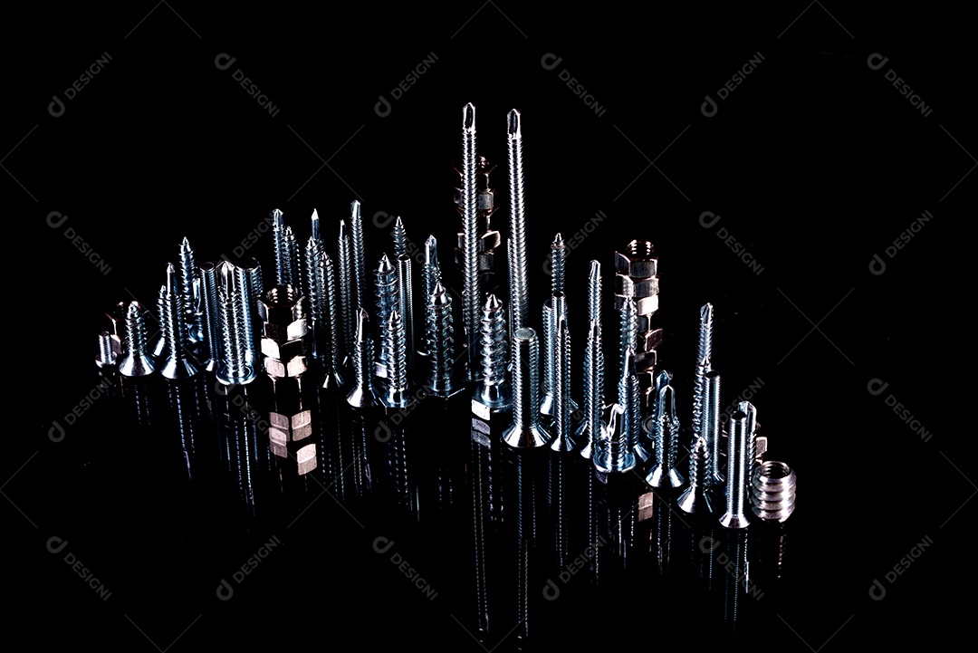 Uma cidade fantástica feita de cavilhas, porcas, parafusos e autocortes sobre fundo preto com reflexo. Cidade de ferro