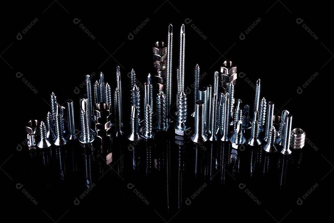 Uma cidade fantástica feita de cavilhas, porcas, parafusos e autocortes sobre fundo preto com reflexo. Cidade de ferro