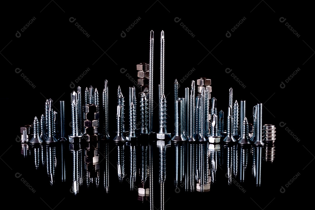 Uma cidade fantástica feita de cavilhas, porcas, parafusos e autocortes sobre fundo preto com reflexo. Cidade de ferro