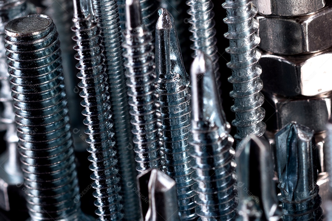 Porcas de aço metálicas colocadas em composição sobre um fundo preto