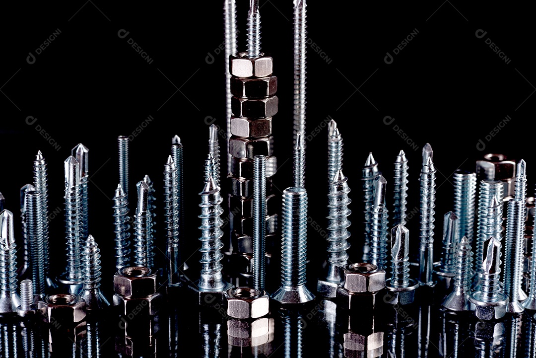 Porcas de aço metálicas colocadas em composição sobre um fundo preto