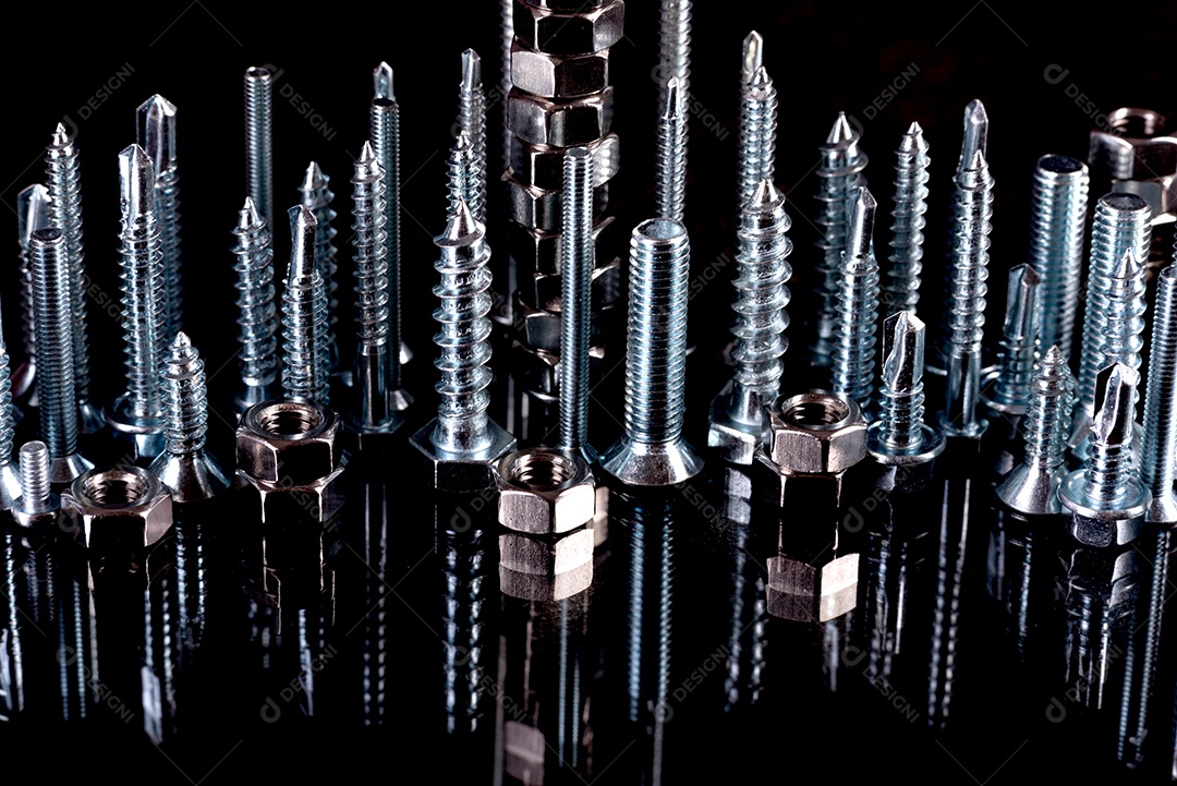Porcas de aço metálicas colocadas em composição sobre um fundo preto