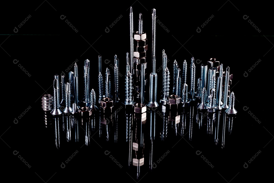 Porcas de aço metálicas colocadas em composição sobre um fundo preto