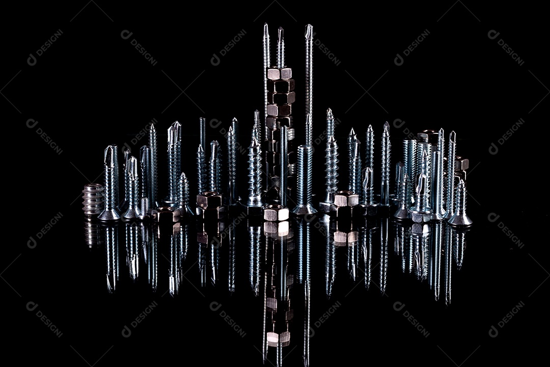 Porcas de aço metálicas colocadas em composição sobre um fundo preto
