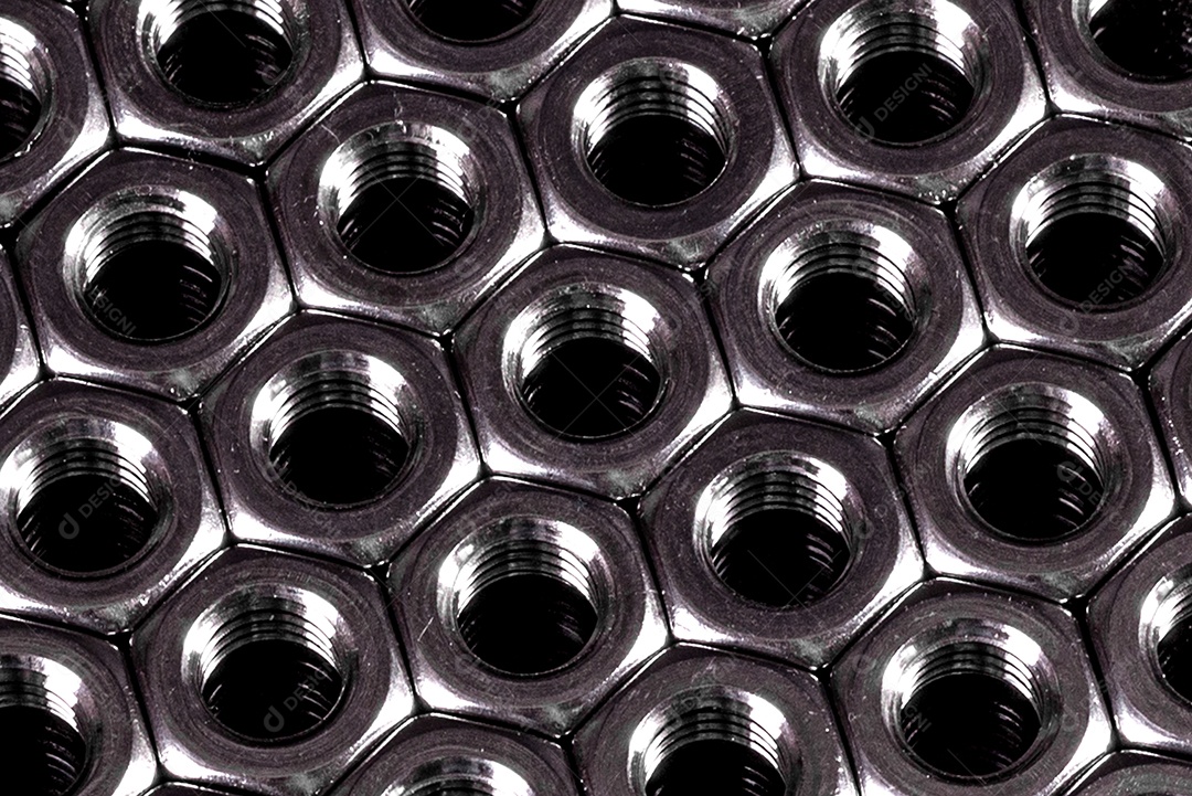 Porcas de aço metálicas colocadas em composição sobre um fundo preto