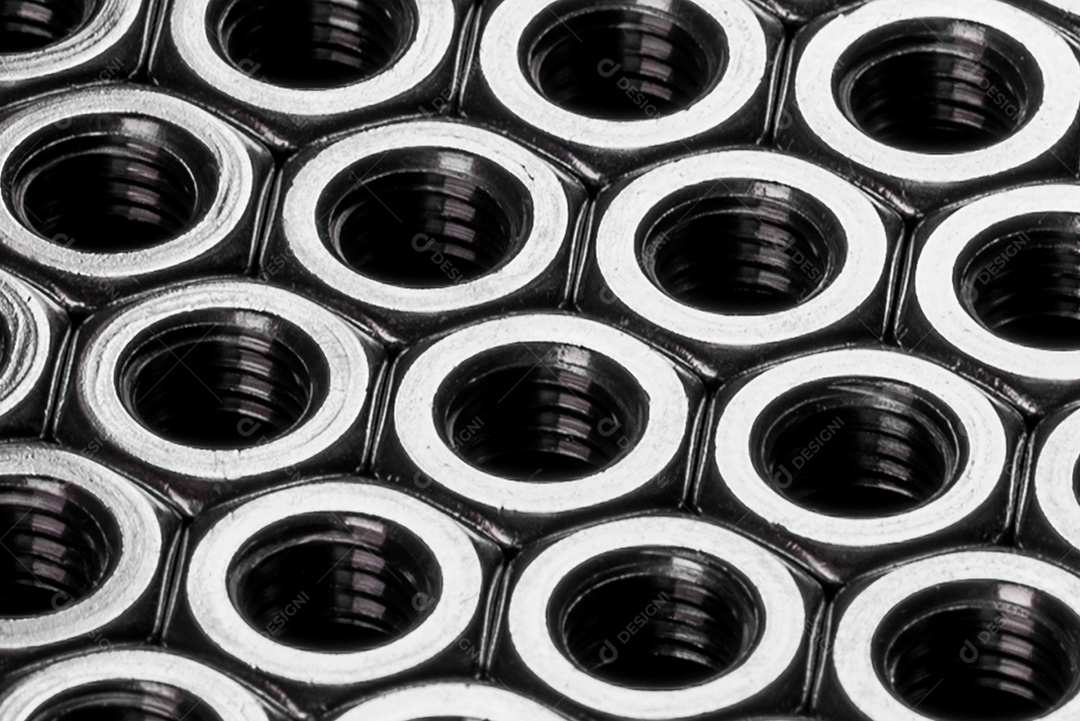 Porcas de aço metálicas colocadas em composição sobre um fundo preto