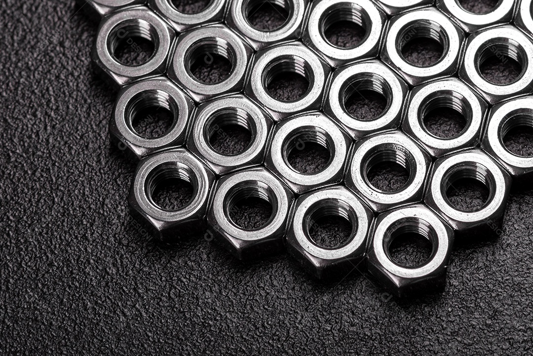 Porcas de aço metálicas colocadas em composição sobre um fundo preto