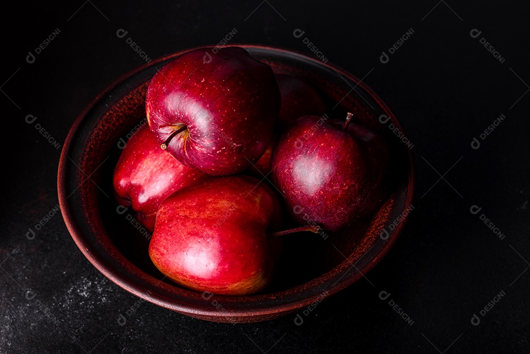 Maças vermelhas sobre a cesta