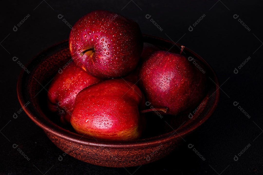 Maças vermelhas sobre a cesta