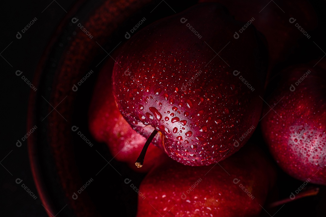 Maças vermelhas sobre a cesta