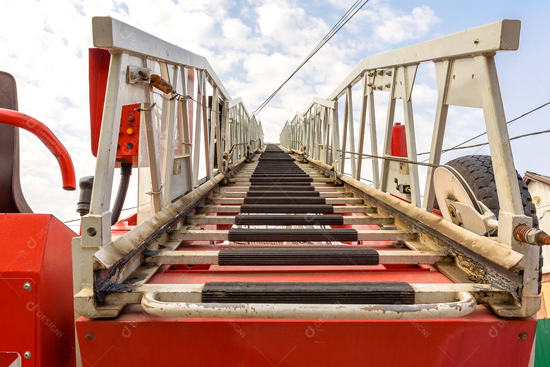 Lança de guindaste hidráulico de roda de elevação com cesto para trabalhadores para execução de trabalhos de instalação em alta altitude