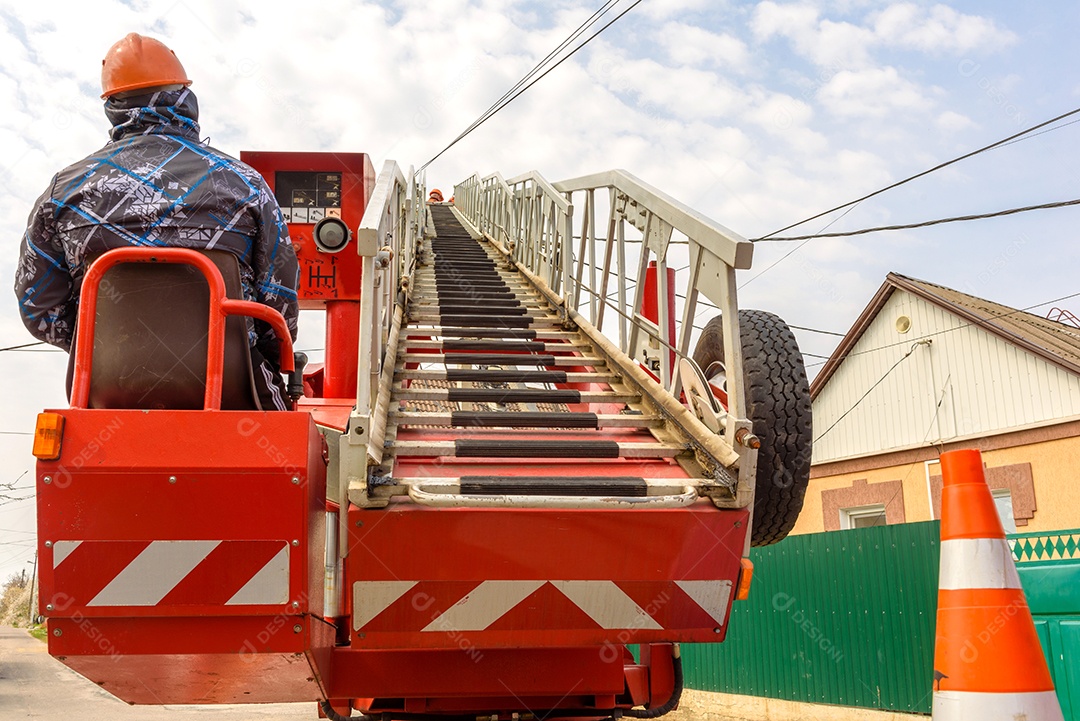 Lança de guindaste hidráulico de roda de elevação com cesto para trabalhadores para execução de trabalhos de instalação em alta altitude