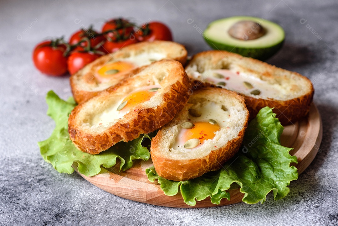 Delicioso café da manhã com grunhidos, ovos, abacate e tomate cereja