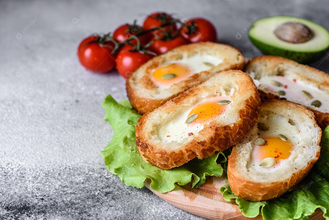 Delicioso café da manhã com grunhidos, ovos, abacate e tomate cereja