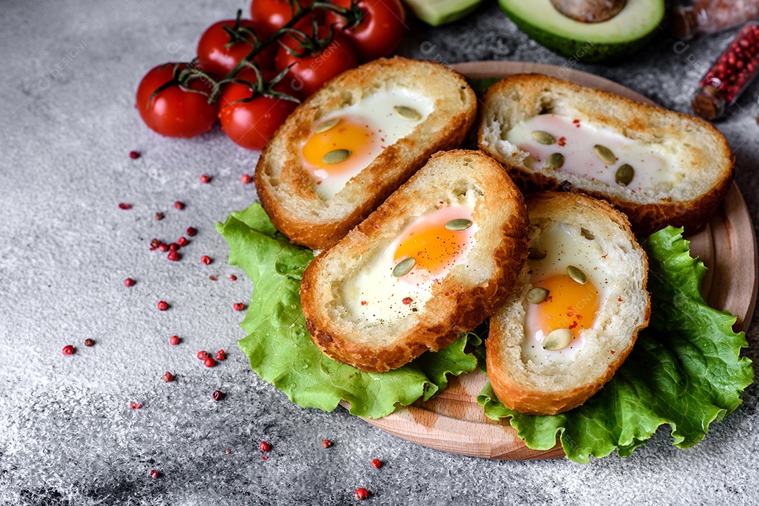 Delicioso café da manhã com grunhidos, ovos, abacate e tomate cereja